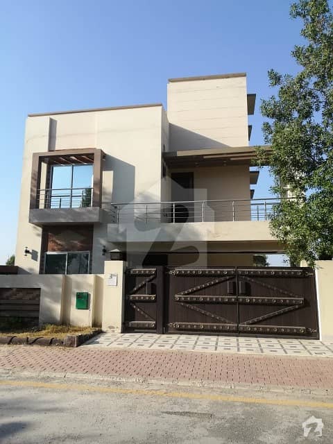 بحریہ ٹاؤن سیکٹر ای بحریہ ٹاؤن لاہور میں 5 کمروں کا 10 مرلہ مکان 1.8 کروڑ میں برائے فروخت۔