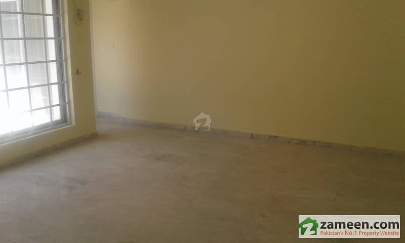G-11/3 - 500 Sq. yard Marble Flooring Triple Storey House 7 Beds And Basement Hall