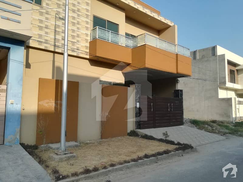 ستارہ ویلی فیصل آباد میں 5 کمروں کا 10 مرلہ مکان 2.5 کروڑ میں برائے فروخت۔
