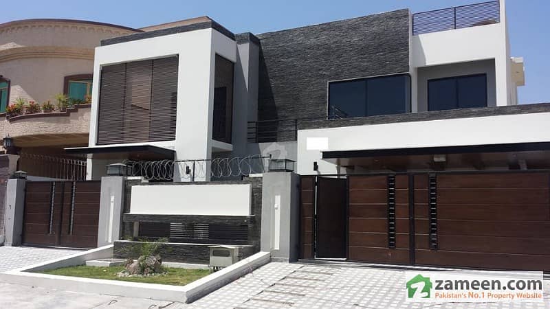 E11/2 beautyful double storey house for sale 8bed attached bath 2dd 2tv lounge 2kicthen 2gate