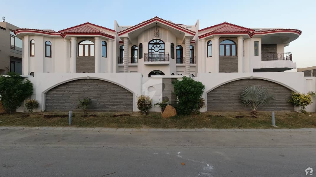 1000 Sq Yard Luxurious Split Level Bungalow Is Available For Sale