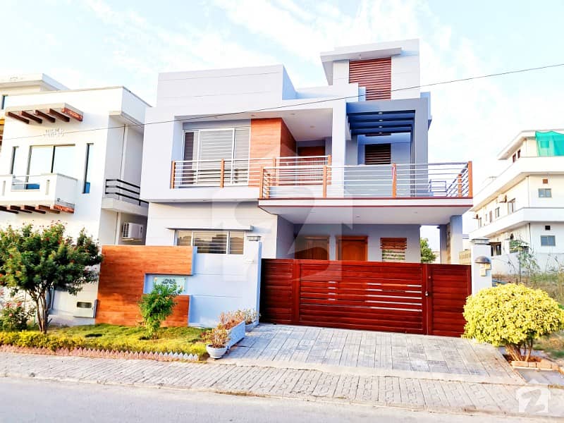 10 Marla Specious And Luxurious Owner Built Bungalow Up For Sale