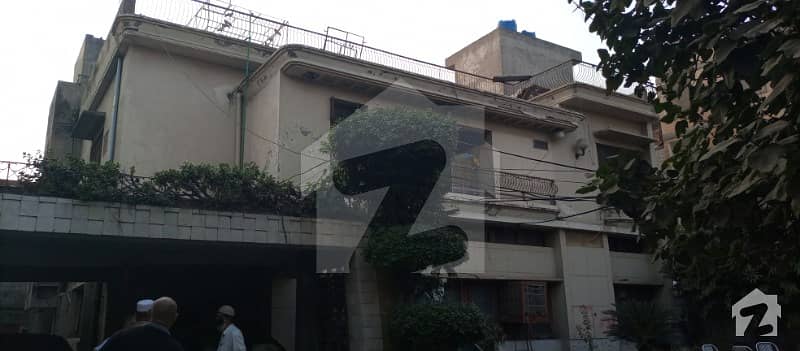 جیل روڈ لاہور میں 12 کمروں کا 2.15 کنال مکان 9 کروڑ میں برائے فروخت۔