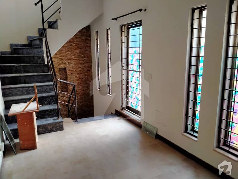 آفیسر کالونی لاہور میں 3 کمروں کا 4 مرلہ مکان 1.1 کروڑ میں برائے فروخت۔