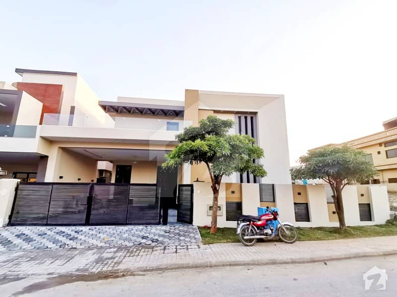 1 Kanal Luxurious And Designing Bungalow At Prime Location Up For Sale