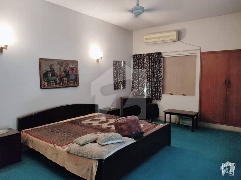 1000 Sq Yards Old Bungalow For Sale 1000 Sq Yards Old Bungalow For Sale