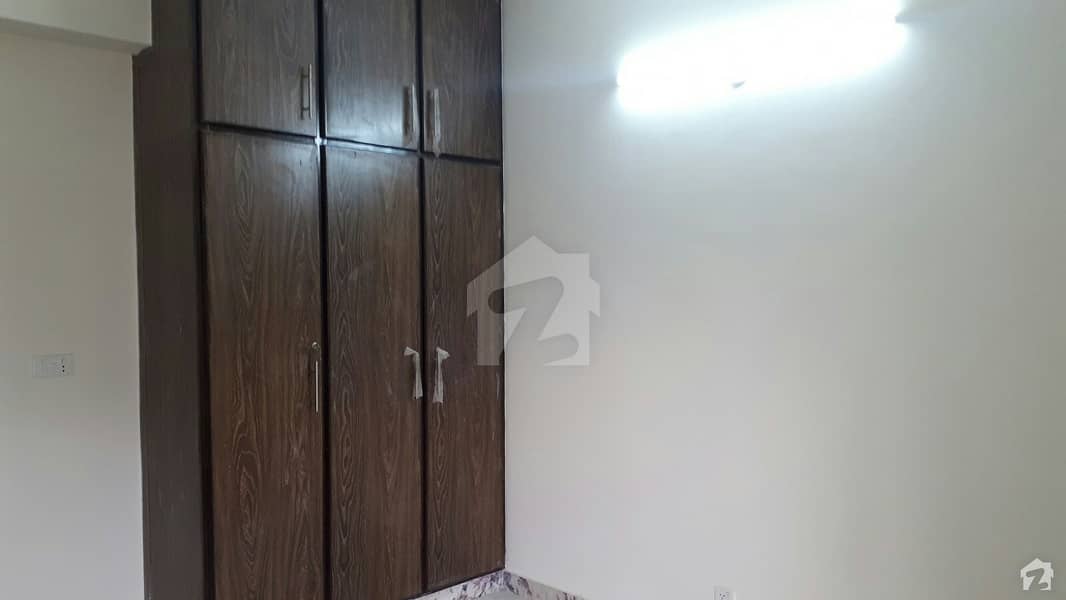 Flat Of 950 Square Feet In Chakri Road Is Available