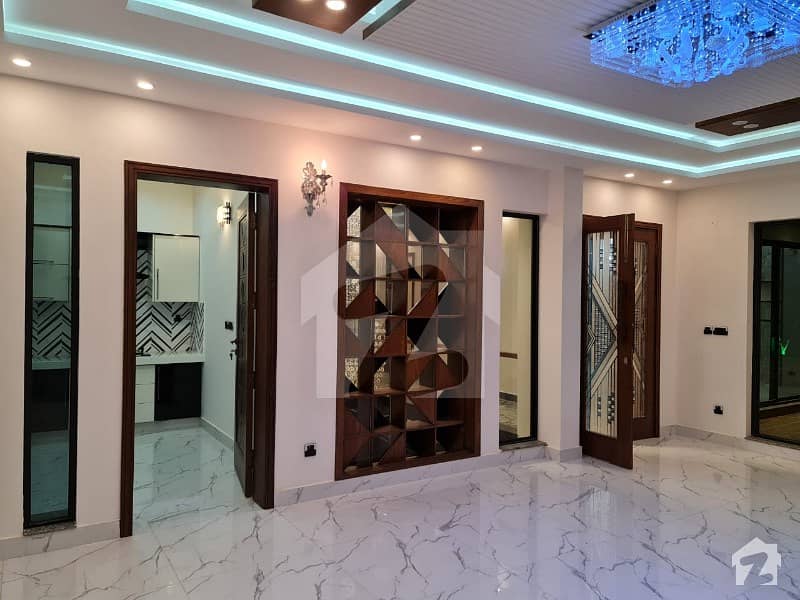 بحریہ ٹاؤن ۔ بلاک ای ای بحریہ ٹاؤن سیکٹرڈی بحریہ ٹاؤن لاہور میں 5 کمروں کا 1 کنال مکان 4.75 کروڑ میں برائے فروخت۔