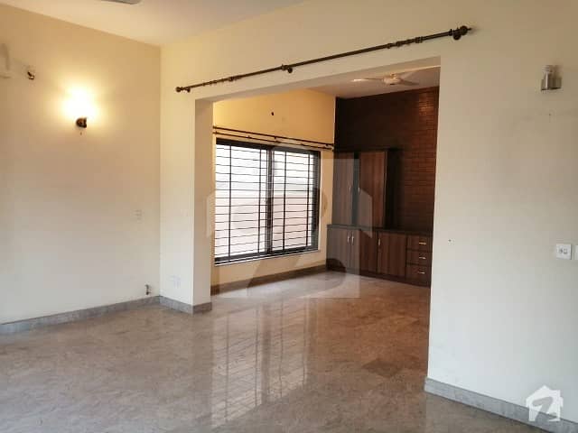 Commercial House Is Available For Rent 14 Marla