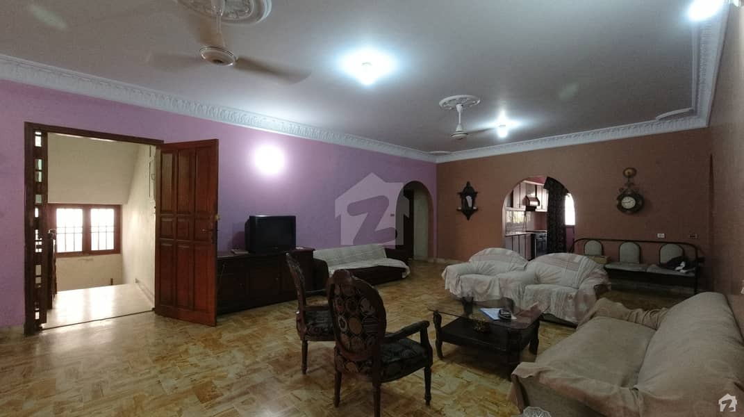 پی ای سی ایچ ایس بلاک 6 پی ای سی ایچ ایس جمشید ٹاؤن کراچی میں 7 کمروں کا 1.2 کنال مکان 10 کروڑ میں برائے فروخت۔