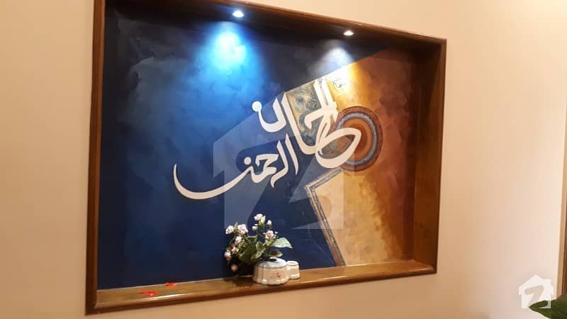 خیابانِ گارڈنز فیصل آباد میں 6 کمروں کا 16 مرلہ مکان 3.25 کروڑ میں برائے فروخت۔