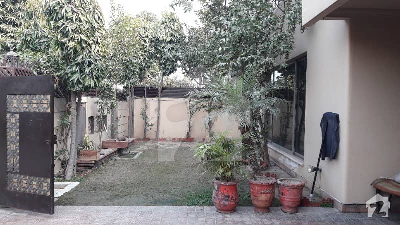 ڈی ایچ اے فیز 4 - بلاک ڈبل سی فیز 4 ڈیفنس (ڈی ایچ اے) لاہور میں 5 کمروں کا 1 کنال مکان 4.25 کروڑ میں برائے فروخت۔