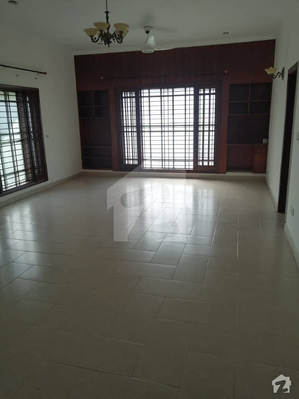 600 Yard 2 Unit Banglow 6 Bed 2 Kitchen Store And Servant Quarter