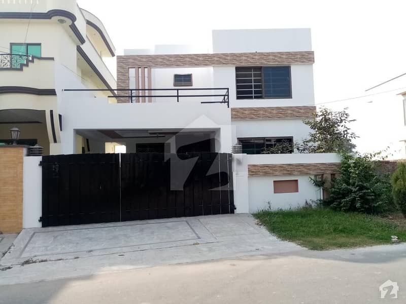 10 Marla House Ideally Situated In DC Colony