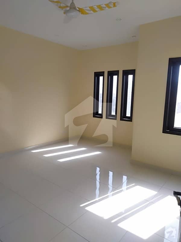 In DHA Defence 100 Square Yards House For Rent