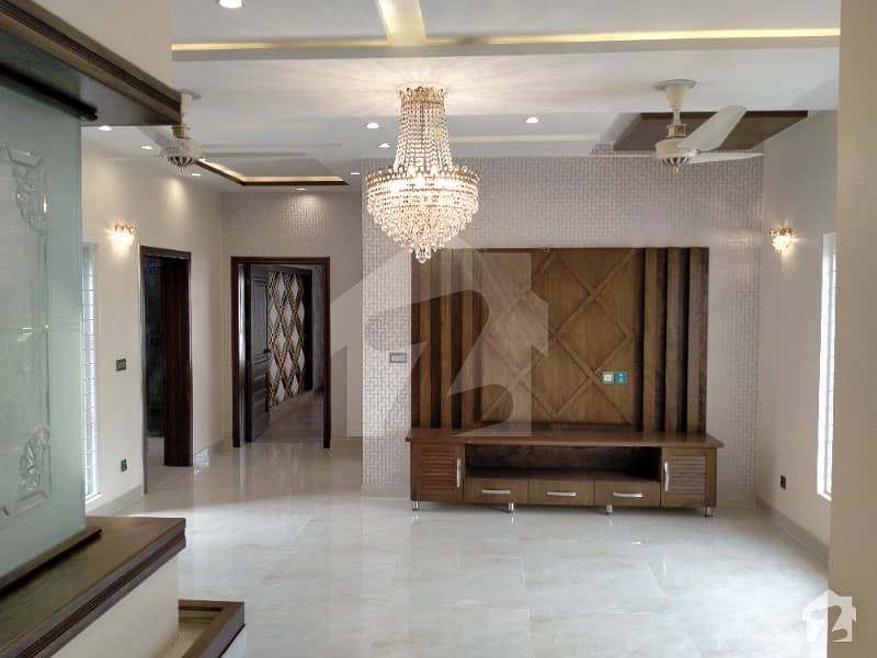 ویلینشیاء ہاؤسنگ سوسائٹی لاہور میں 6 کمروں کا 1 کنال مکان 4.9 کروڑ میں برائے فروخت۔