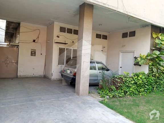 سمن آباد لاہور میں 4 کمروں کا 1 کنال مکان 3 کروڑ میں برائے فروخت۔