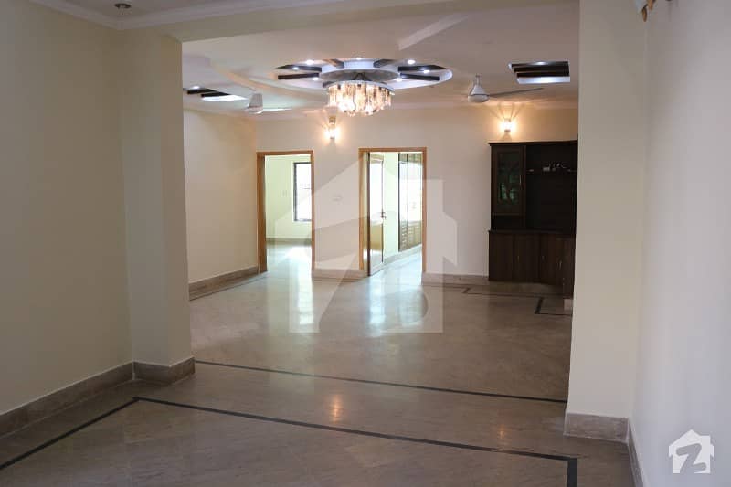 بحریہ ٹاؤن - طلحہ بلاک بحریہ ٹاؤن سیکٹر ای بحریہ ٹاؤن لاہور میں 5 کمروں کا 10 مرلہ مکان 1.8 کروڑ میں برائے فروخت۔