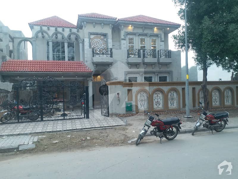 Aavailable Good Location 1 Kanal Brand New House For Rent In Bahria Town Lahore Sector D Block Ee