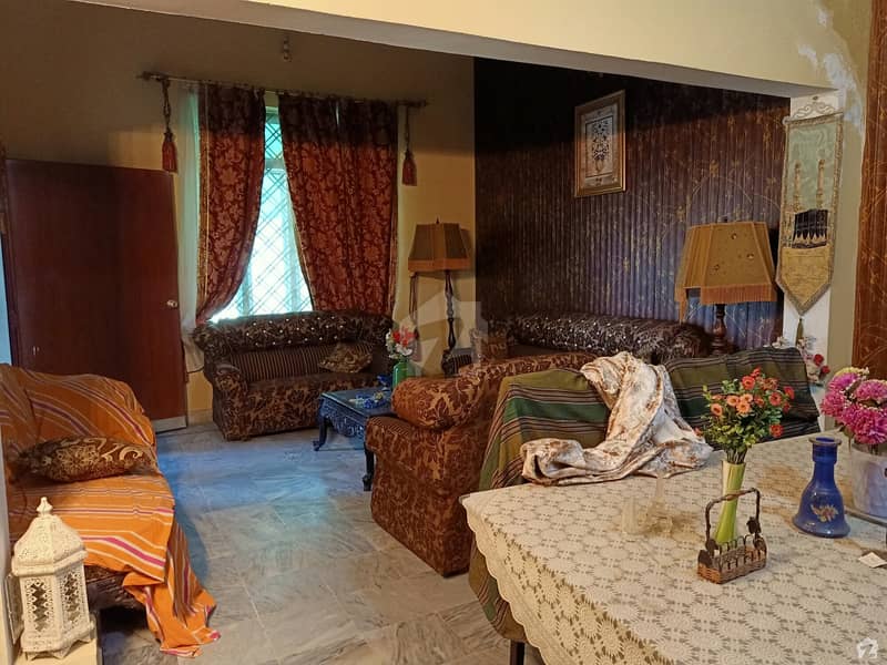 شادمان کالونی گجرات میں 3 کمروں کا 10 مرلہ مکان 1.4 کروڑ میں برائے فروخت۔