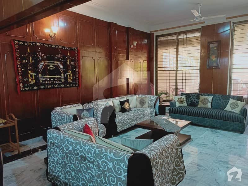 ماڈل ٹاؤن لاہور میں 8 کمروں کا 2 کنال مکان 13 کروڑ میں برائے فروخت۔