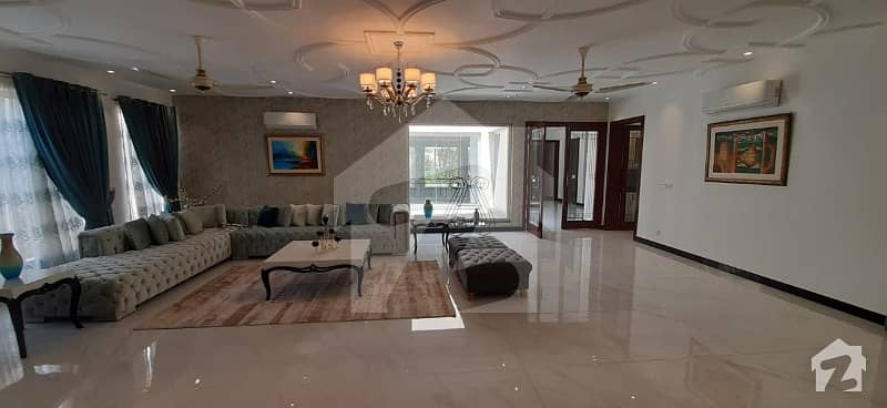 ڈی ایچ اے فیز 2 - بلاک یو فیز 2 ڈیفنس (ڈی ایچ اے) لاہور میں 6 کمروں کا 2 کنال مکان 3.2 لاکھ میں کرایہ پر دستیاب ہے۔