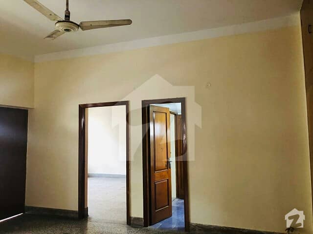 ڈیوس روڈ لاہور میں 4 کمروں کا 10 مرلہ بالائی پورشن 38 ہزار میں کرایہ پر دستیاب ہے۔