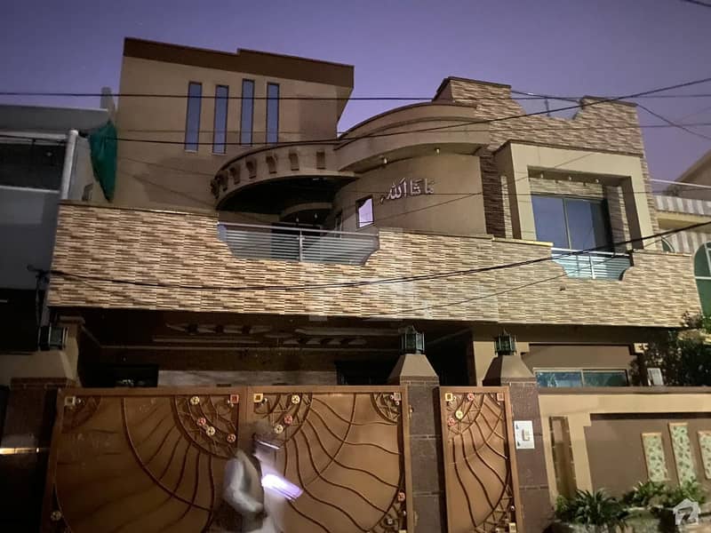 Stunning 10 Marla House In Allama Iqbal Town Available