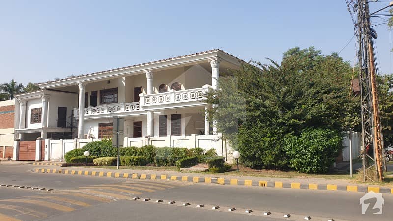 عسکری ہاؤسنگ ۔ سرور روڈ عسکری لاہور میں 6 کمروں کا 1.6 کنال مکان 14.5 کروڑ میں برائے فروخت۔