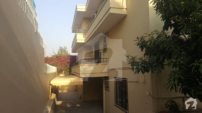 17 Bedrooms Triple Storey House For Rent