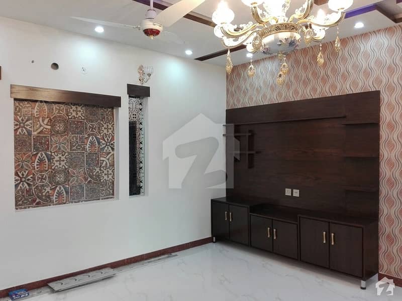 10 Marla House Ideally Situated In Tariq Gardens