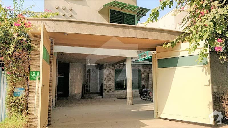 آفیسرز کالونی رحیم یار خان میں 7 کمروں کا 13 مرلہ مکان 4.25 کروڑ میں برائے فروخت۔