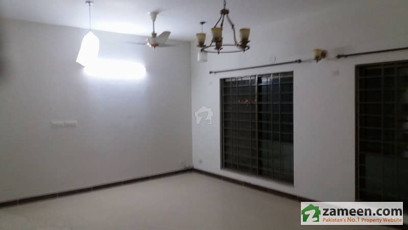 Good Condition - 10 Marla 3 Bedroom Flat For Sale In Askari 2 Lahore