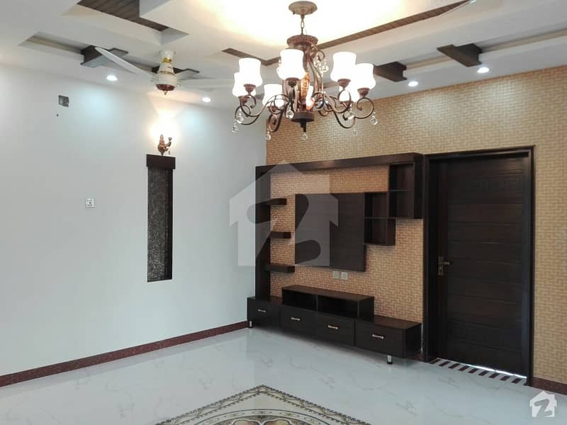 طارق گارڈنز ۔ بلاک سی طارق گارڈنز لاہور میں 5 کمروں کا 10 مرلہ مکان 2.8 کروڑ میں برائے فروخت۔