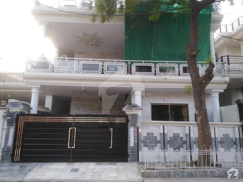 ایجوکیشن ٹاؤن لاہور میں 7 کمروں کا 14 مرلہ مکان 2.8 کروڑ میں برائے فروخت۔