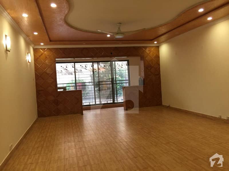 واپڈا ٹاؤن لاہور میں 6 کمروں کا 2 کنال مکان 6 کروڑ میں برائے فروخت۔
