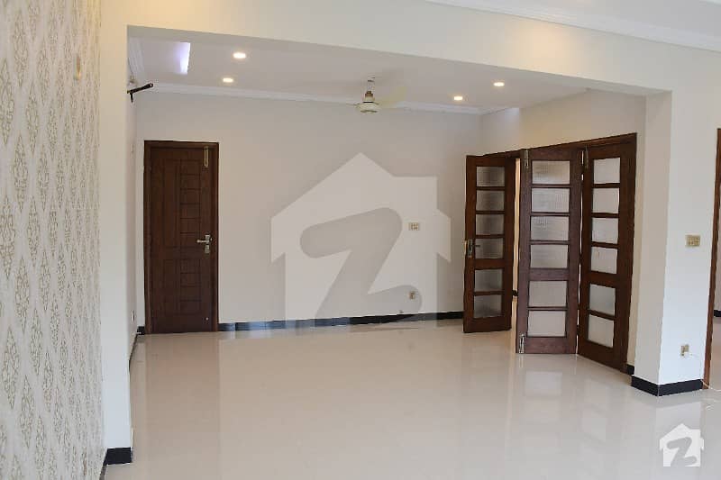 اسلام آباد انکلیو اسلام آباد میں 5 کمروں کا 10 مرلہ مکان 2.5 کروڑ میں برائے فروخت۔