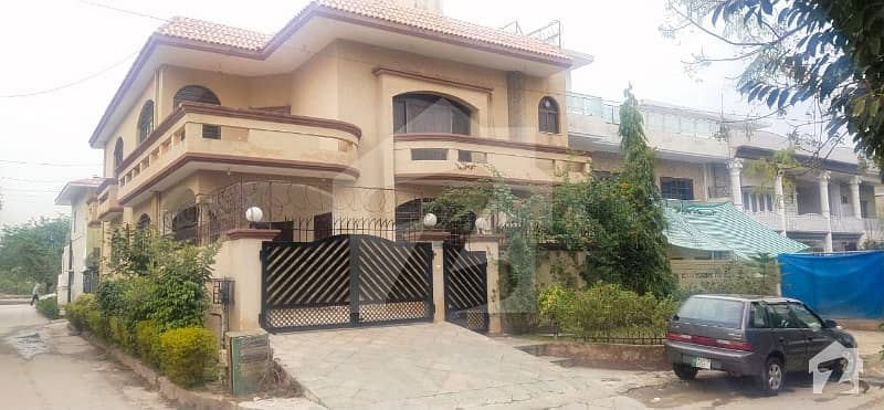 House For Sale In Good Location Corner House At G-9/2 Size 35x70