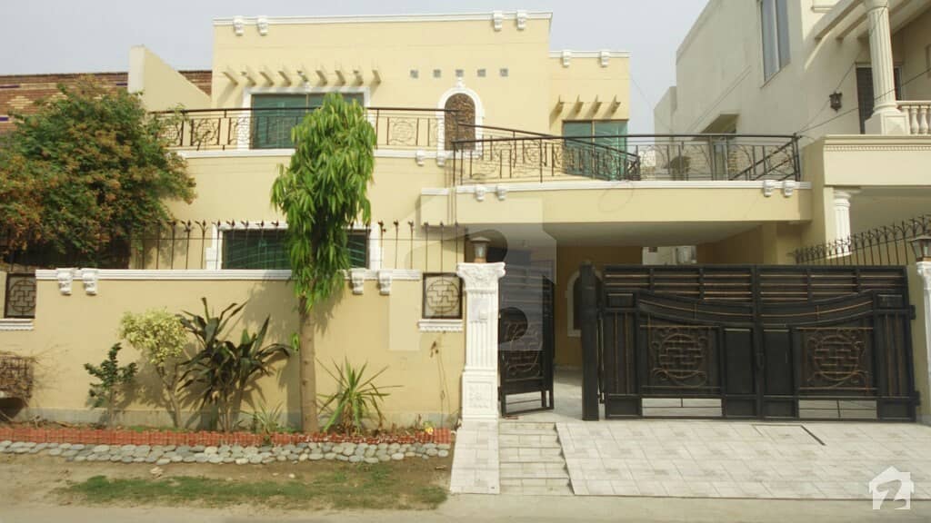 پنجاب کوآپریٹو ہاؤسنگ ۔ بلاک ای پنجاب کوآپریٹو ہاؤسنگ سوسائٹی لاہور میں 4 کمروں کا 10 مرلہ مکان 2.05 کروڑ میں برائے فروخت۔