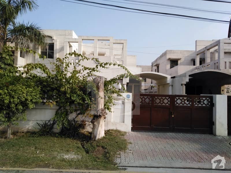ایڈن ایوینیو ایڈن لاہور میں 3 کمروں کا 9 مرلہ مکان 1.8 کروڑ میں برائے فروخت۔