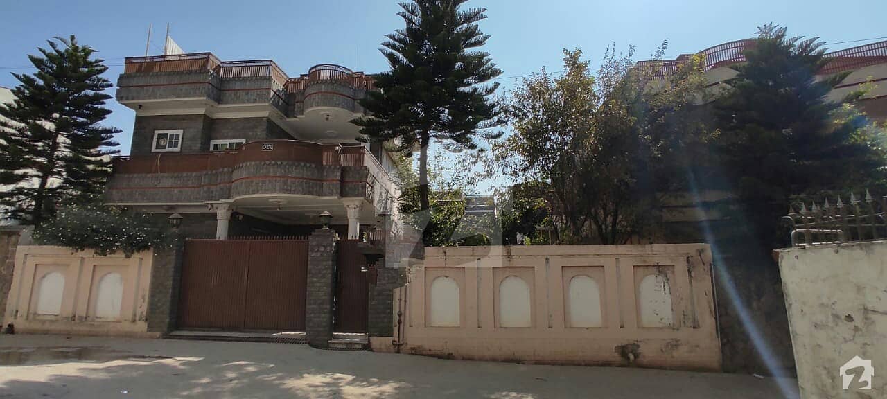 مین مانسہرہ روڈ ایبٹ آباد میں 4 کمروں کا 13 مرلہ مکان 3.5 کروڑ میں برائے فروخت۔
