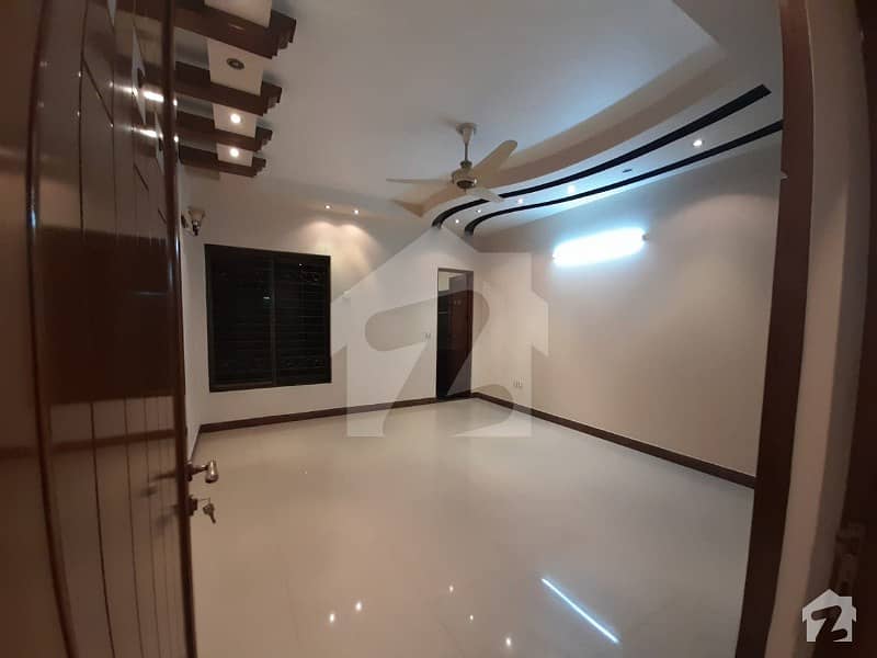 جوہر ٹاؤن لاہور میں 5 کمروں کا 12 مرلہ مکان 3.5 کروڑ میں برائے فروخت۔