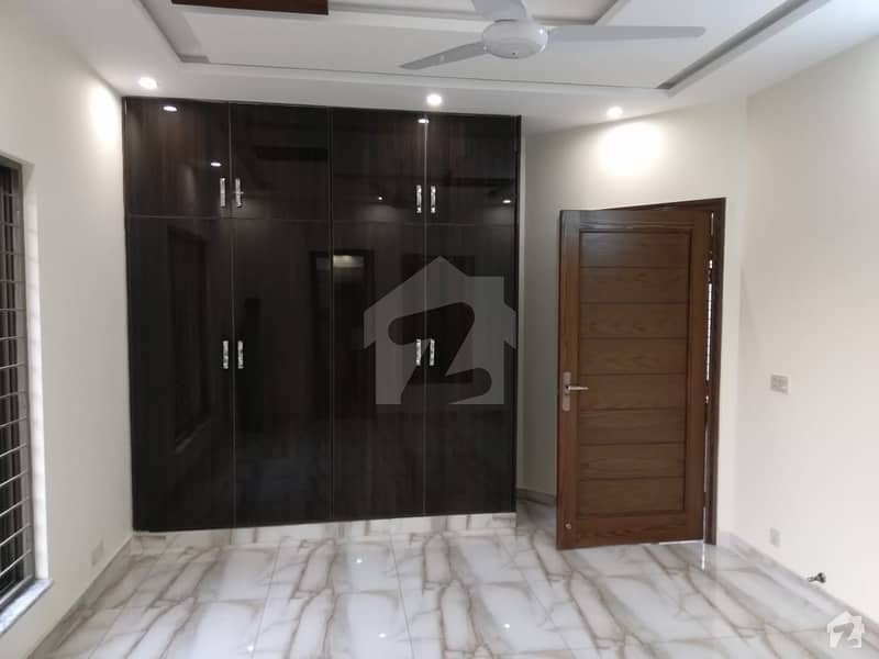 ڈیوائن گارڈنز ۔ بلاک سی ڈیوائن گارڈنز لاہور میں 4 کمروں کا 10 مرلہ مکان 2.35 کروڑ میں برائے فروخت۔