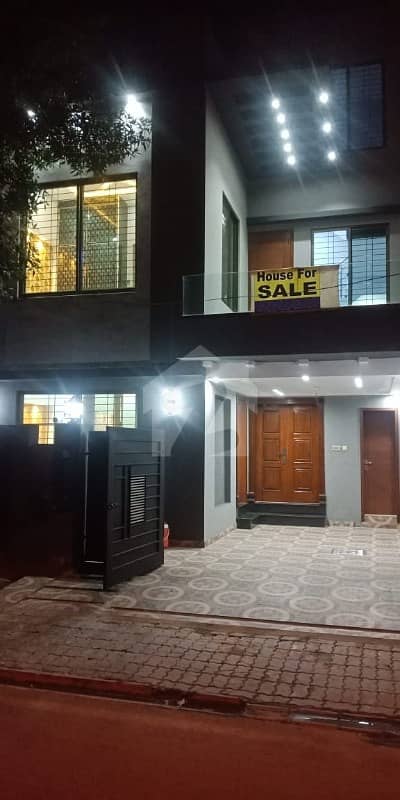 بحریہ ٹاؤن رفیع بلاک بحریہ ٹاؤن سیکٹر ای بحریہ ٹاؤن لاہور میں 3 کمروں کا 5 مرلہ مکان 1.25 کروڑ میں برائے فروخت۔