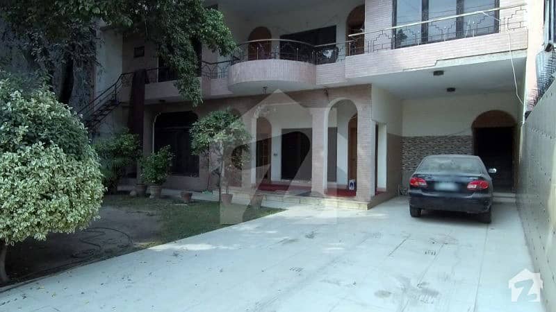 مین کینال بینک روڈ لاہور میں 3 کمروں کا 1 کنال مکان 10 کروڑ میں برائے فروخت۔