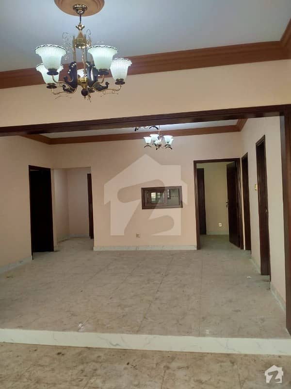 کلفٹن ۔ بلاک 2 کلفٹن کراچی میں 3 کمروں کا 11 مرلہ فلیٹ 3.25 کروڑ میں برائے فروخت۔