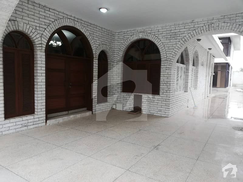 ایف ۔ 6 اسلام آباد میں 9 کمروں کا 2.5 کنال مکان 4 لاکھ میں کرایہ پر دستیاب ہے۔