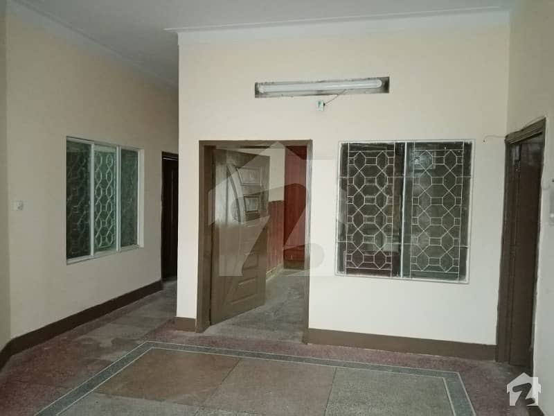 اصغر مال روڈ راولپنڈی میں 3 کمروں کا 10 مرلہ بالائی پورشن 45 ہزار میں کرایہ پر دستیاب ہے۔