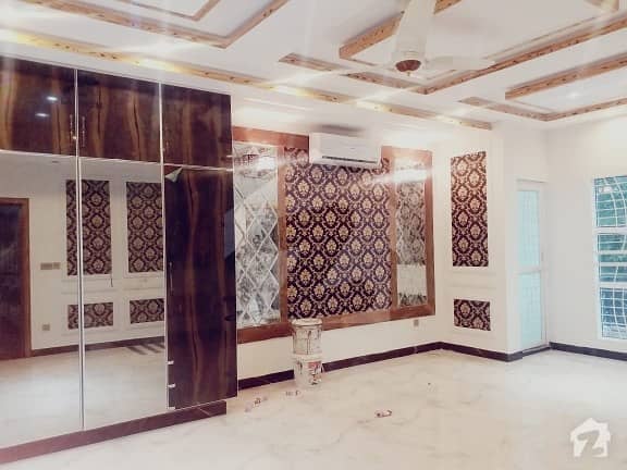 بحریہ ٹاؤن سیکٹر سی بحریہ ٹاؤن لاہور میں 6 کمروں کا 1 کنال مکان 1.5 لاکھ میں کرایہ پر دستیاب ہے۔