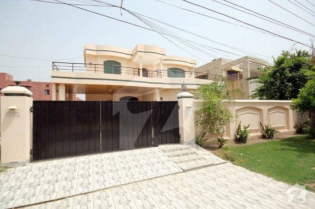 1 kanal Luxurious House Available for rent in DHA Phase